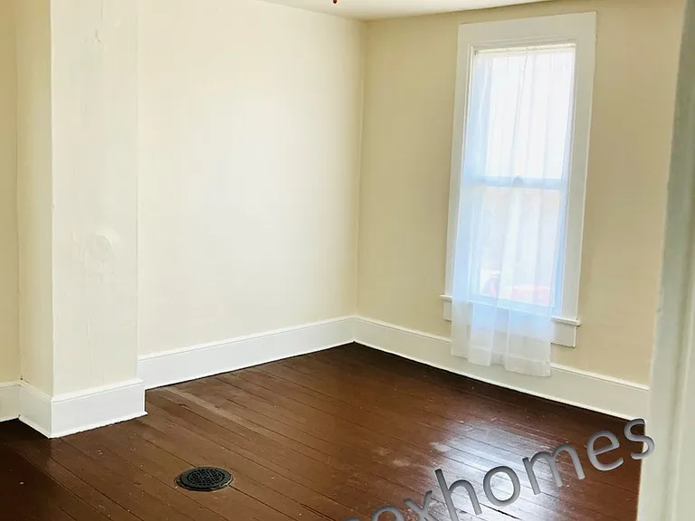 Upstairs bedroom (14X12)
