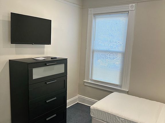 4th image of 160 Bergen Ave