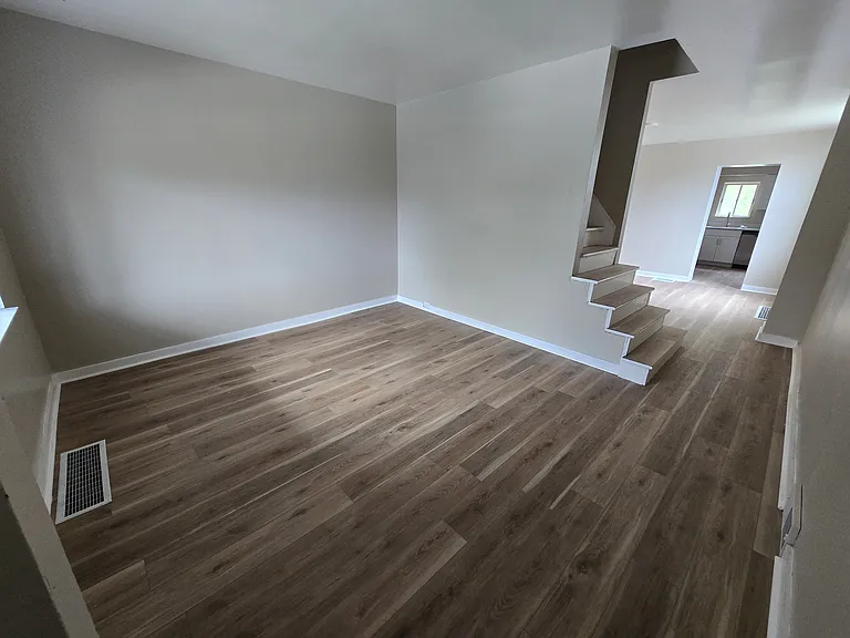1006 Valonia St — Photo 5