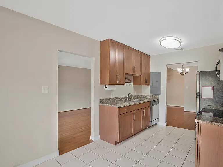 302 Hilltop Ln #K — Photo 11