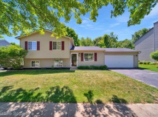 776 Town Trl, Pinckney, MI 48169