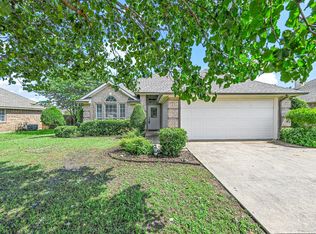 208 Dove Mdws, Krum, TX 76249