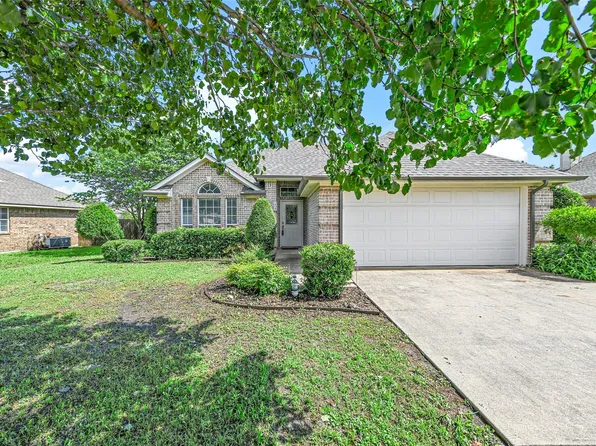 208 Dove Mdws, Krum, TX 76249