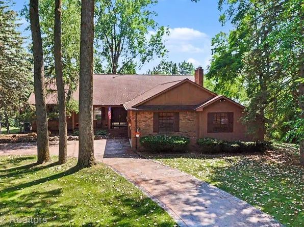 6925 W Church St, Clarkston, MI 48346