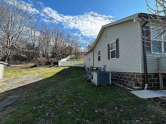 4th image of 322 Leonard St