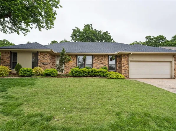 1313 Devonshire Ct, Edmond, OK 73034