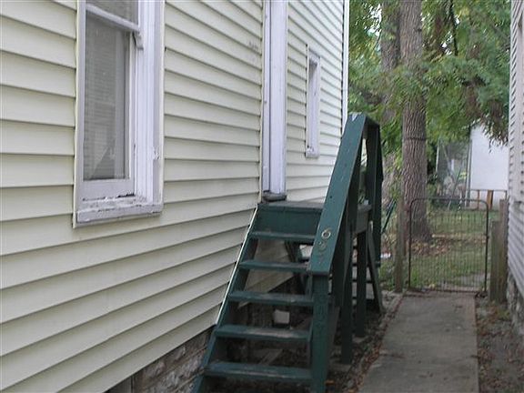Side entrance (apt 607)