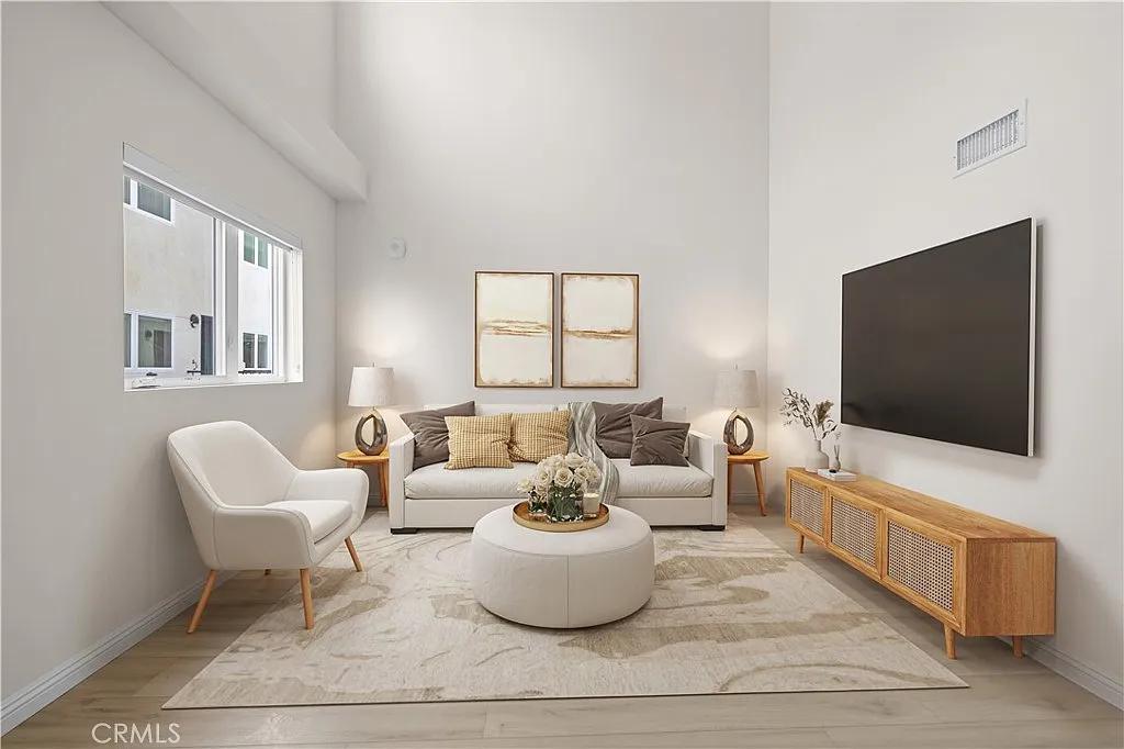 3 bed, 956 sqft, $5,449 — Photo 4