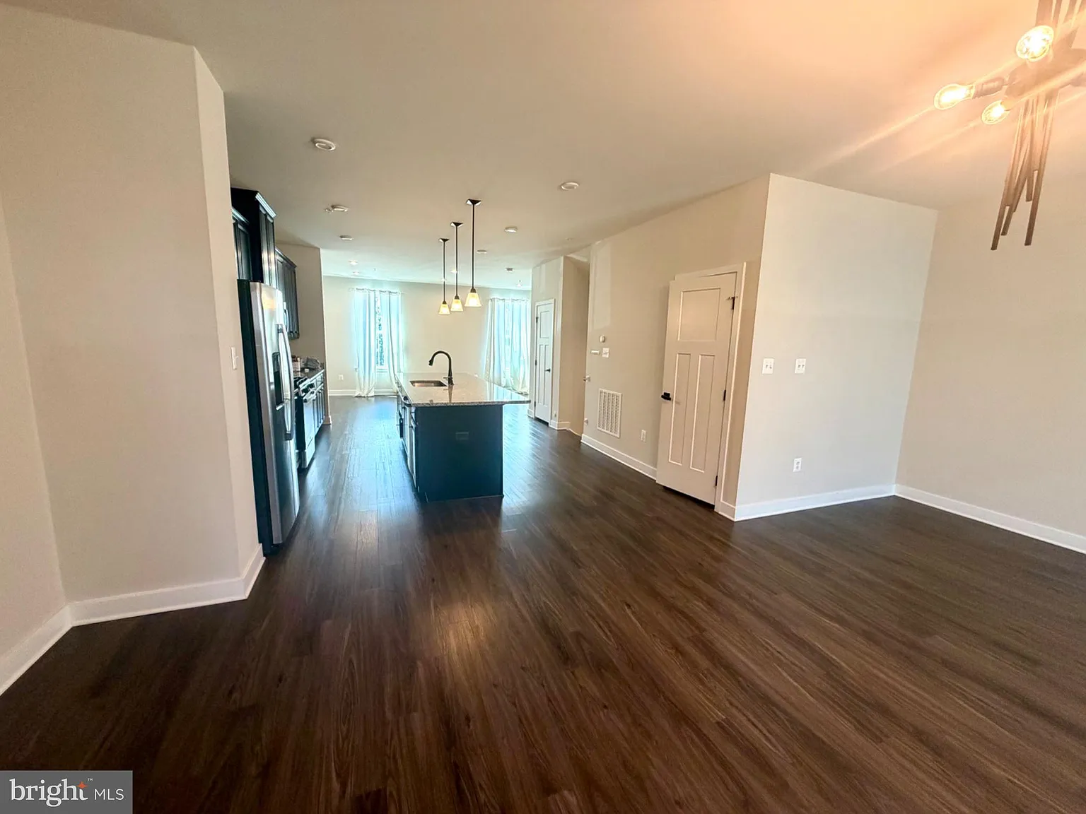 3 bed, 3.5 bath, 2412 sqft, $3,350 — Photo 2