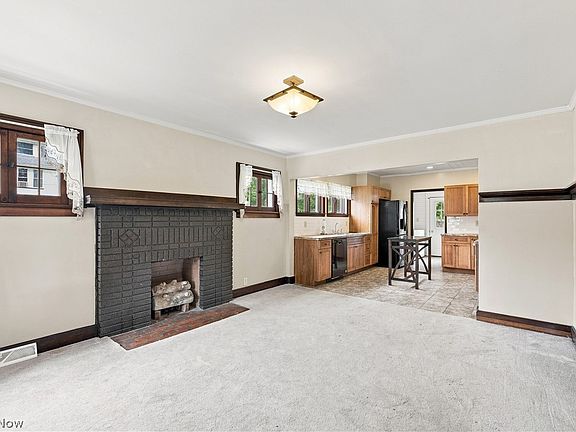 11th image of 412 Oakwood Dr