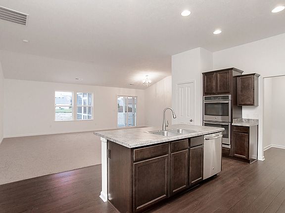 Gourmet Kitchen/Double Ovens