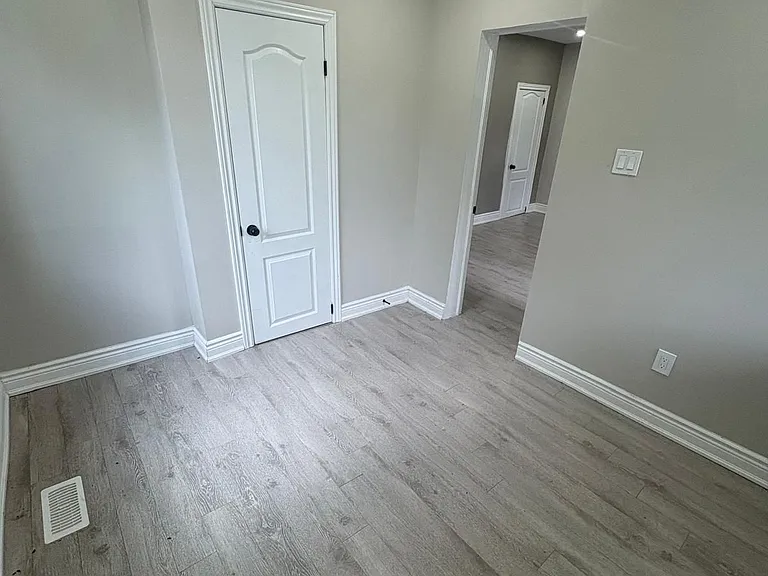 123 Charles St E — Photo 27