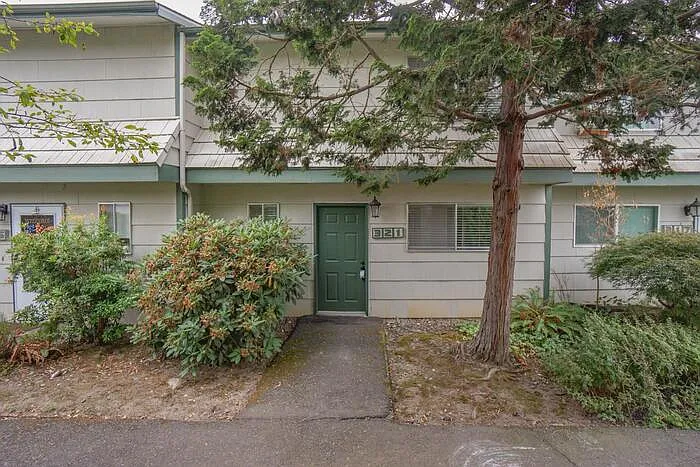 3 bed, 1.5 bath, 1260 sqft, $2,295 — Photo 1
