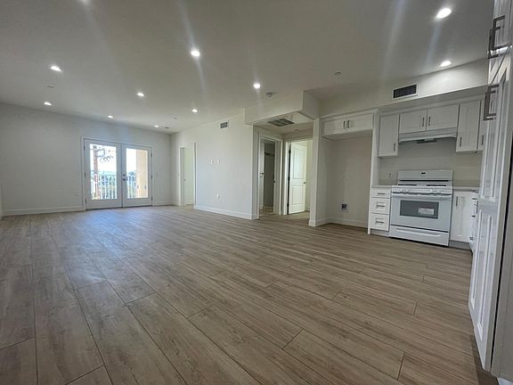 2nd image of 11490 Oxnard St