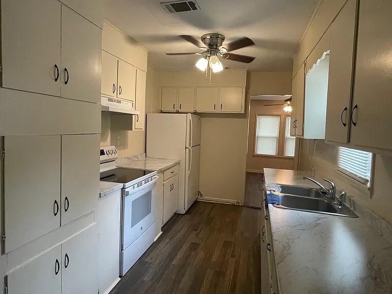209 E Howard St — Photo 2
