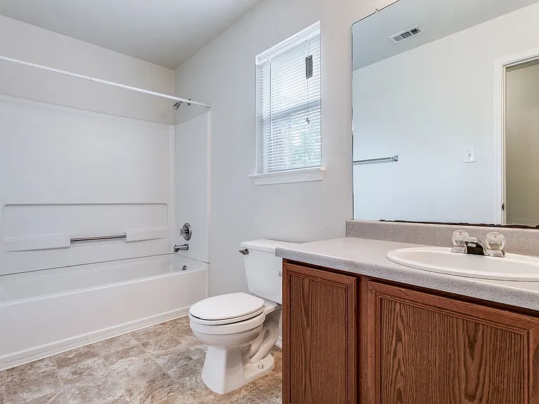 3410 Sherwin Dr — Photo 20