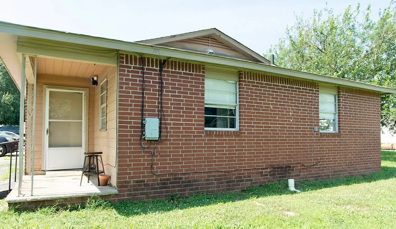 2 bed, 1.0 bath, 811 sqft, $850 — Photo 1