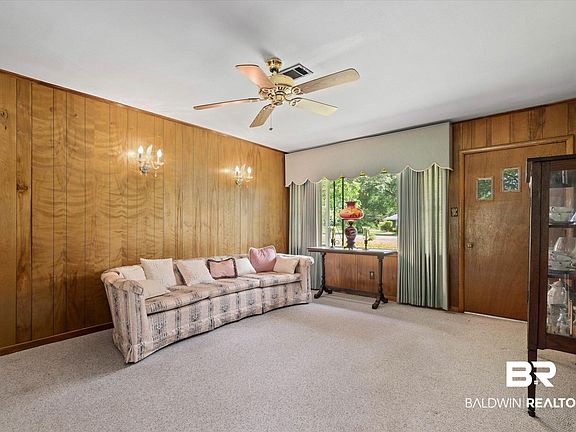 4th image of 423 1st Ave