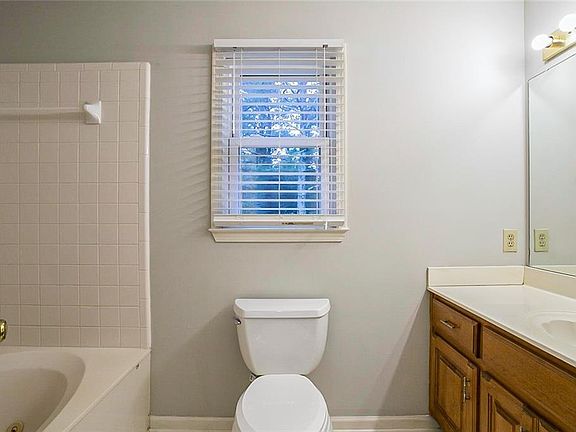 4th image of 2105 Amherst Trl SE