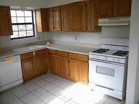 3rd image of 14404 Oakwood Ln