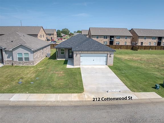 2nd image of 212 Cottonwood St