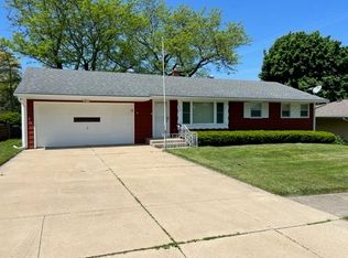 523 Parkside Dr, Rockford, IL 61108