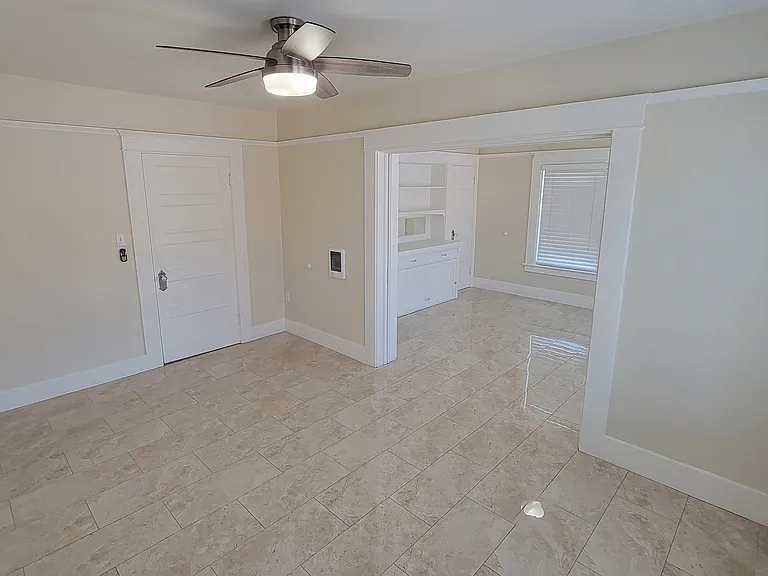 986 E Main St — Photo 11