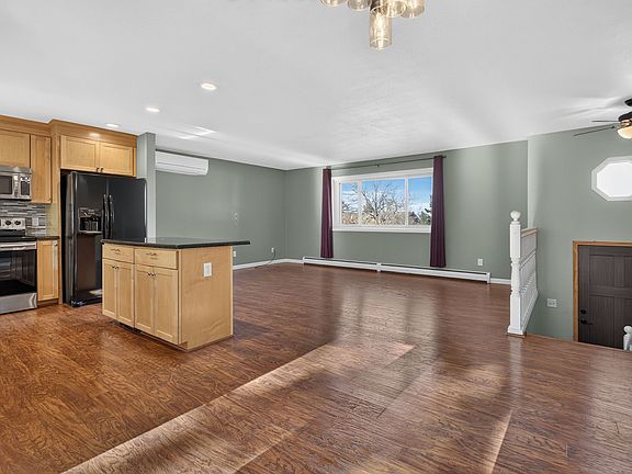 3rd image of 906 Hideout St