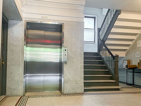 5th image of 240 Waverly Pl APT 63