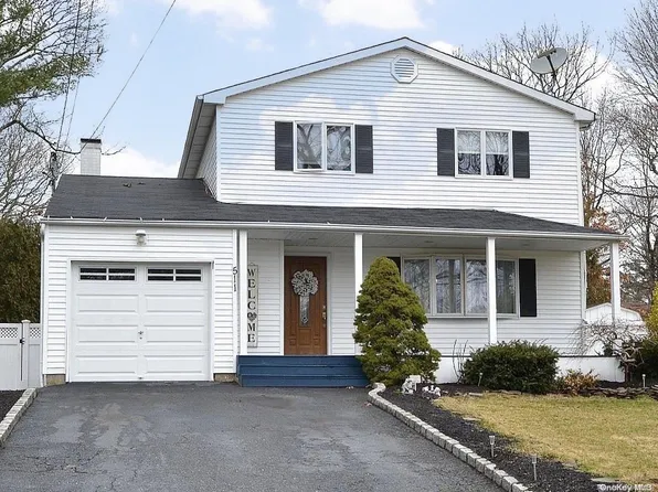 511 Mollie Boulevard, Holbrook, NY 11741