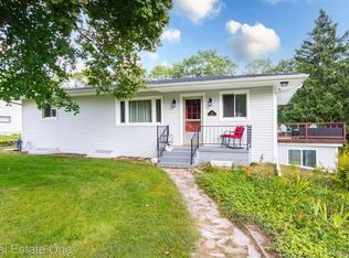 331 Lochaven Rd, Waterford, MI 48327