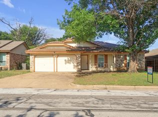 7409 Meadow Creek Dr, Fort Worth, TX 76133
