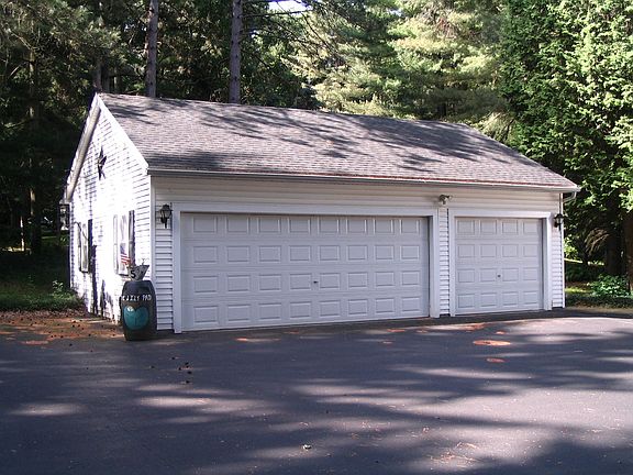 2nd image of 5 Lily Pond Ln