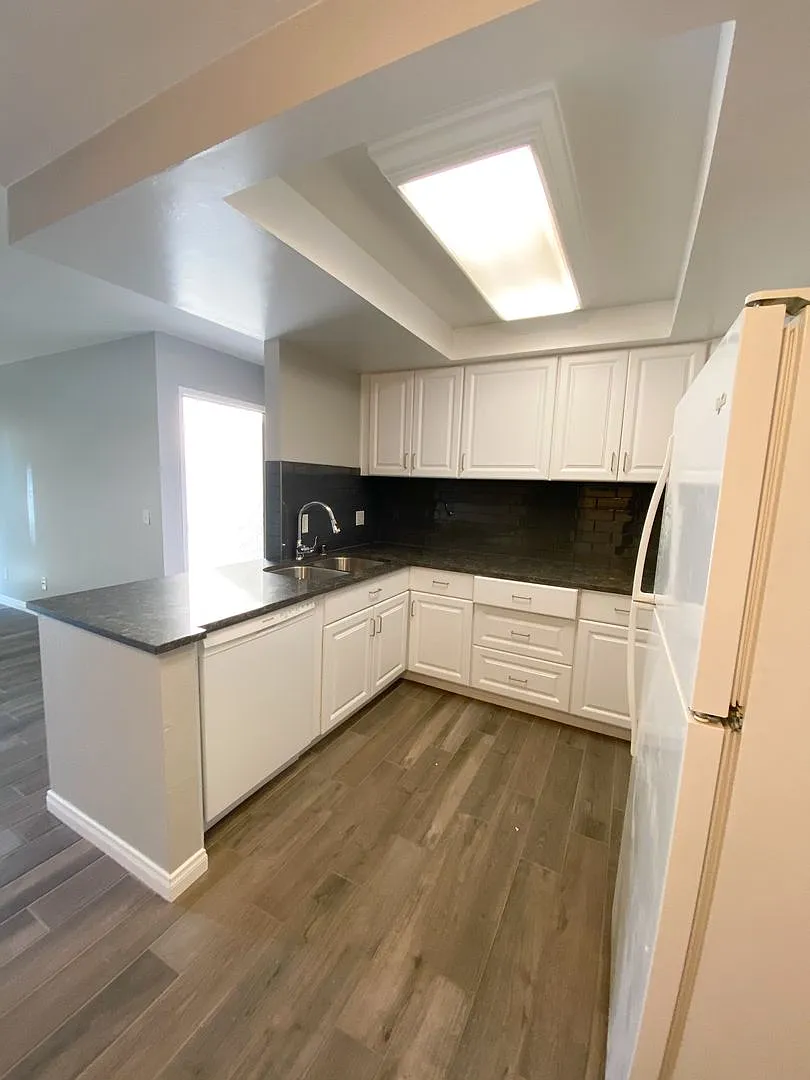 Remodeled 2bd/1ba Condo W/ Patio! — Photo 2