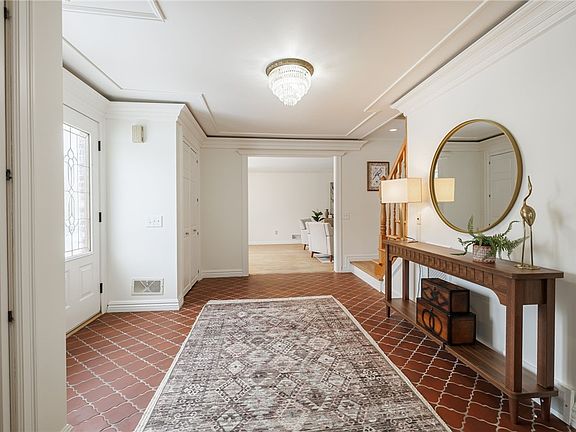 4th image of 10 Crandon Way