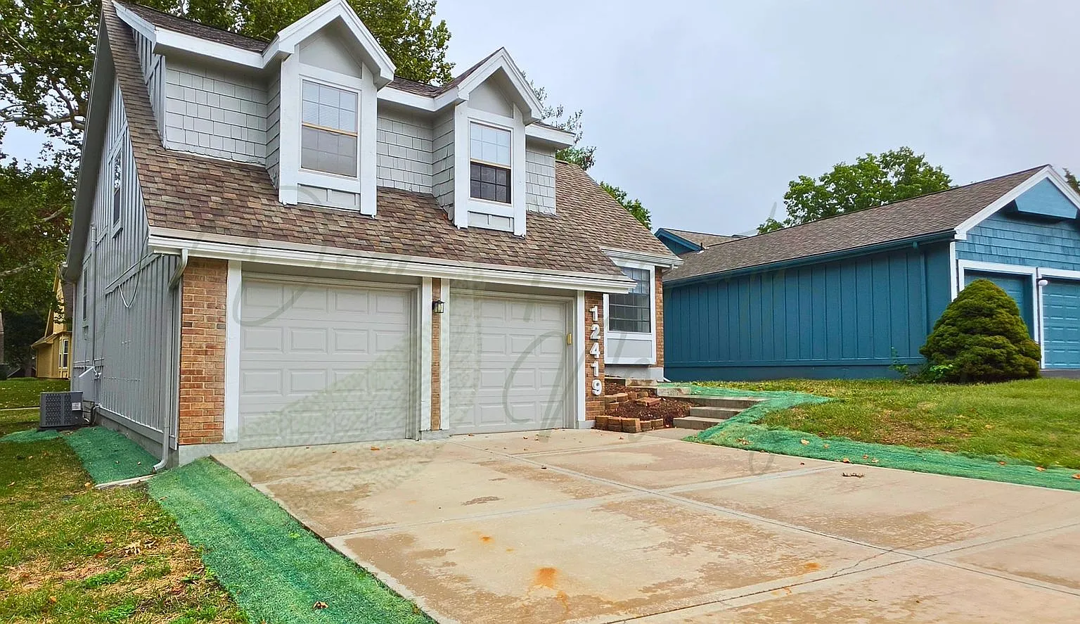 Elegantly Updated Home In Lenexa — Photo 2
