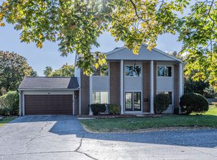 380 Ventura Club Dr, Roselle, IL 60172