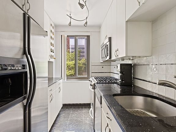 3rd image of 425 E 63rd St APT W3d