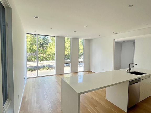 5th image of 1019 Broadway