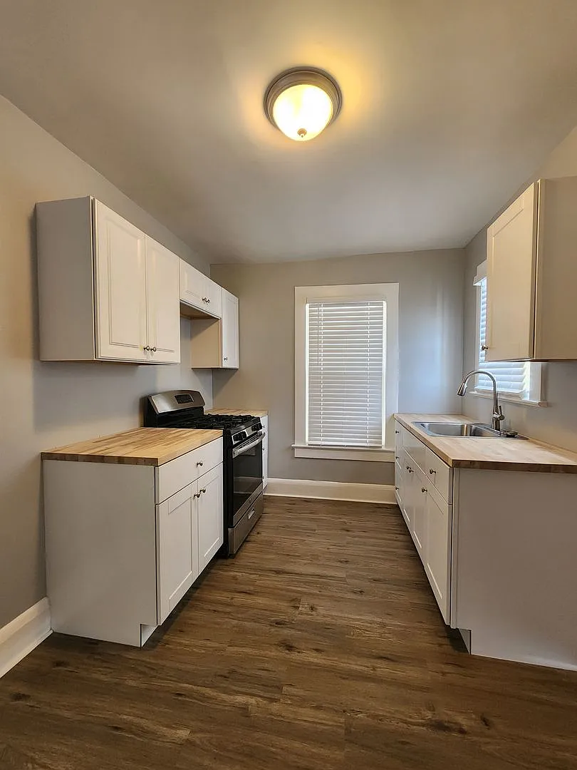 2 Bedroom 1 Bath Apartment Home — Photo 4