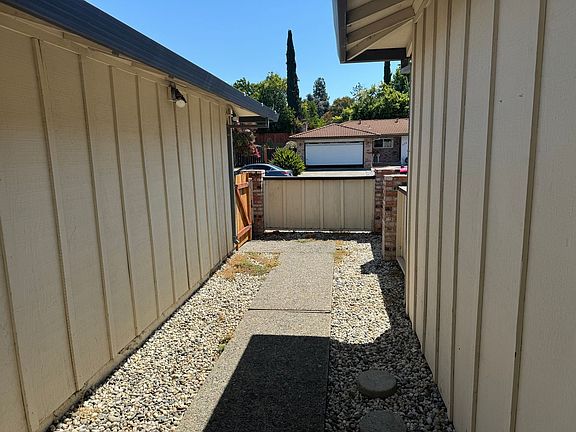 4th image of 361 Honeysuckle Dr