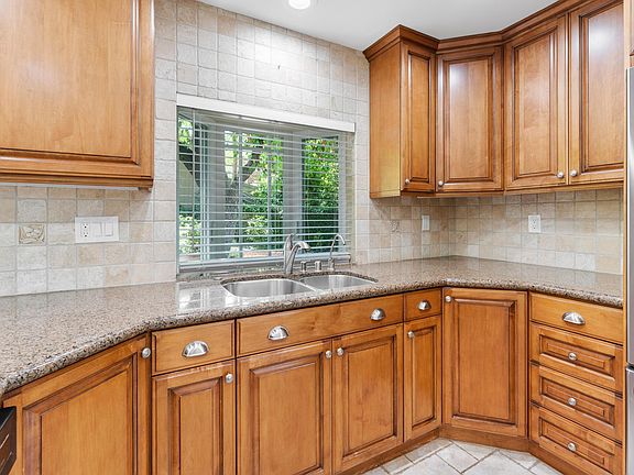 5th image of 4665 Willens Ave