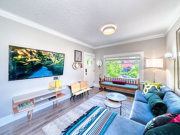 5th image of 3809 N Vancouver Ave