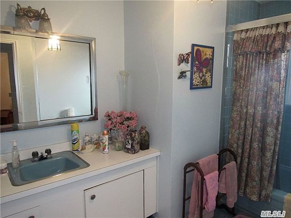 5th image of 9 Marilyn Ln