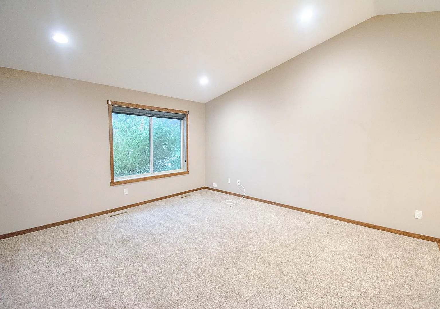 Beautiful and Spacious 4 Bedroom 3 Bath Available For Rent! — Photo 2