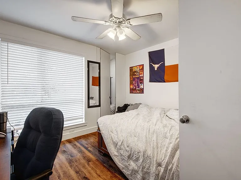 616 W 35th St — Photo 24