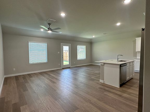 5th image of 922 Rosemary Hill Dr