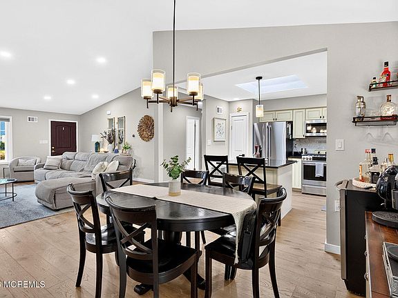 5th image of 885 Yellowbank Road