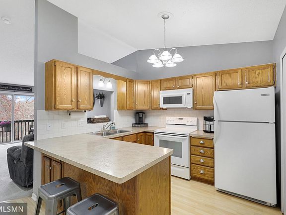 5th image of 2377 Grenadier Ave N
