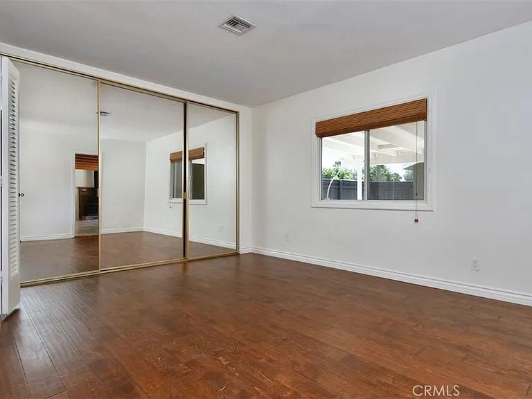 13902 Calvert St — Photo 16